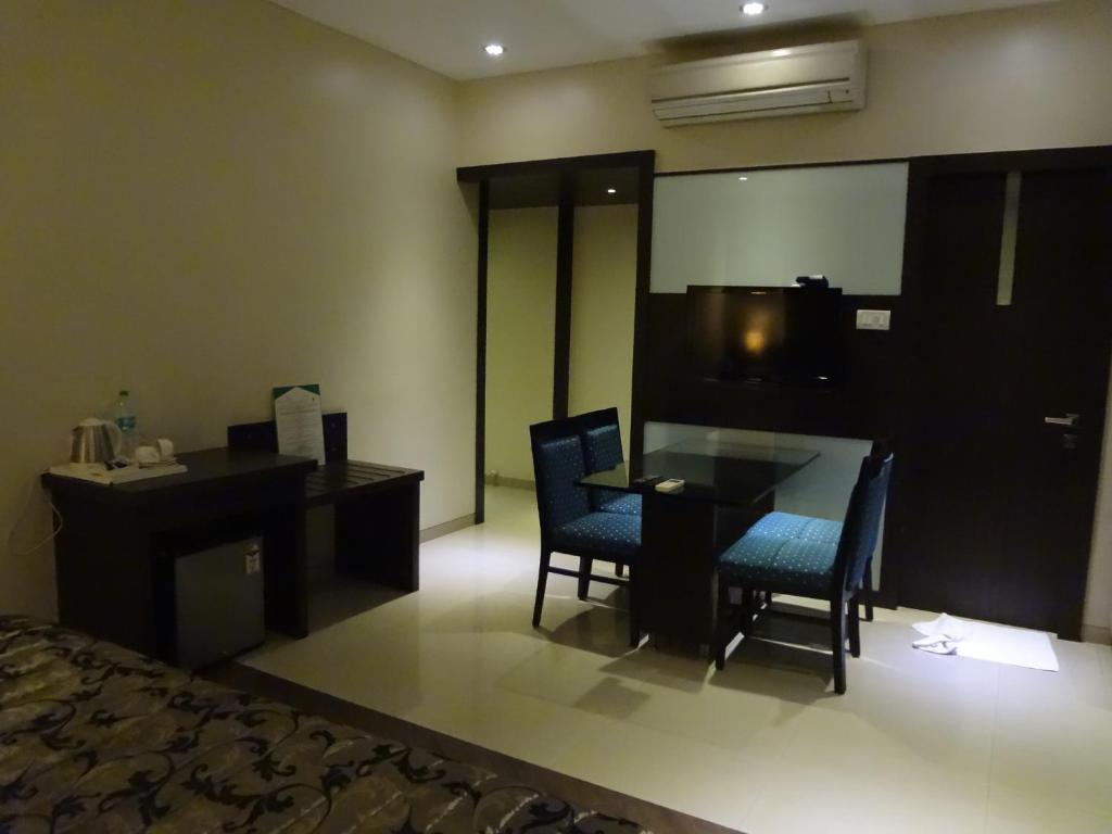 Hotel Capitol Thane Exterior foto